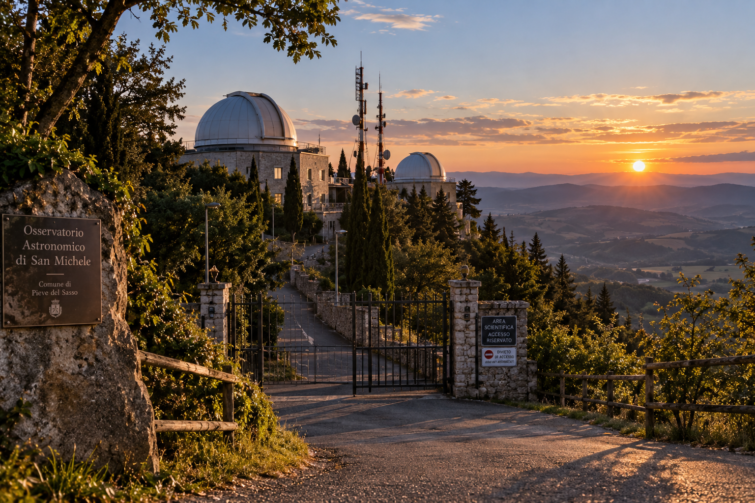 Le cupole e l’ingresso dell’Osservatorio Astronomico di San Michele al tramonto